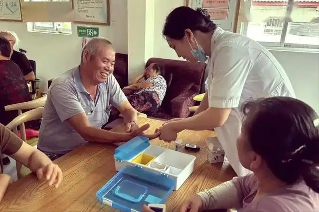 身体开始糖化，皮肤会出现4个表现！若有一个，说明你该抗糖化了