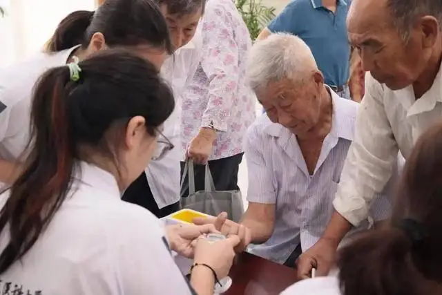 糖化对皮肤的影响_糖化肌肤改善_皮肤糖化表现